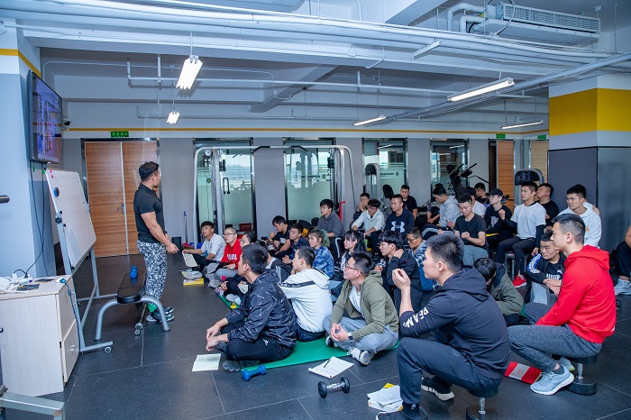 和健身房女私教睡了_女朋友健身房报私教_健身房私教暧昧套路