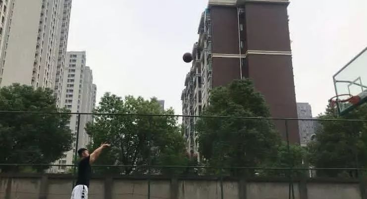 日常打篮球犯规规则_篮球规则日常犯规打几次_篮球的常规犯规
