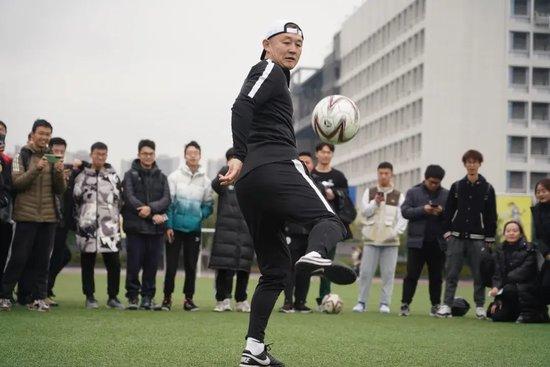 女足球运动员冠军_足球女子冠军未来怎么样_未来女子足球冠军