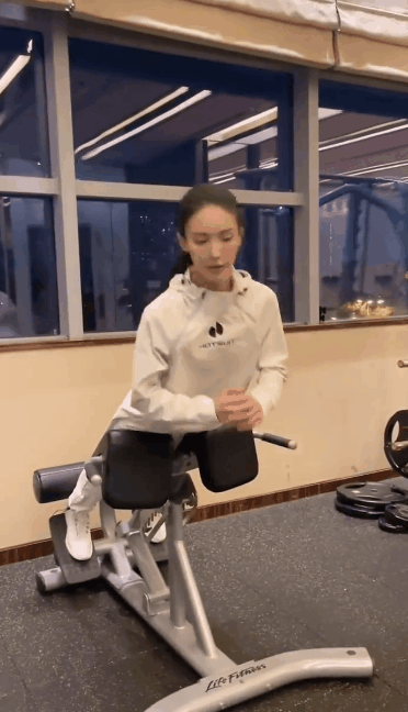 明星健身女有哪些_健身明星女神_女生健身明星