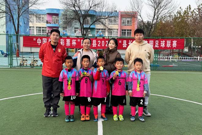 c罗足球校园冠军图片_c罗学校_c罗校园足球冠军