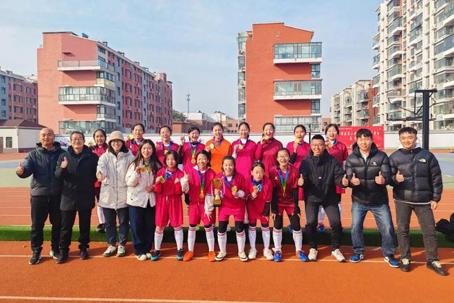 c罗校园足球冠军_c罗足球校园冠军图片_c罗学校