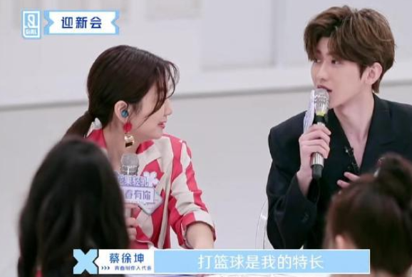 蔡徐坤打篮球的梗是怎么来的_蔡徐坤打篮球技巧_打篮球蔡徐坤视频