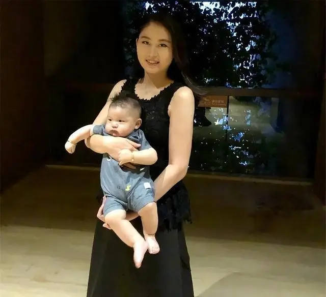 游泳女子冠军_游泳冠军女孩_最牛女子游泳冠军是谁啊