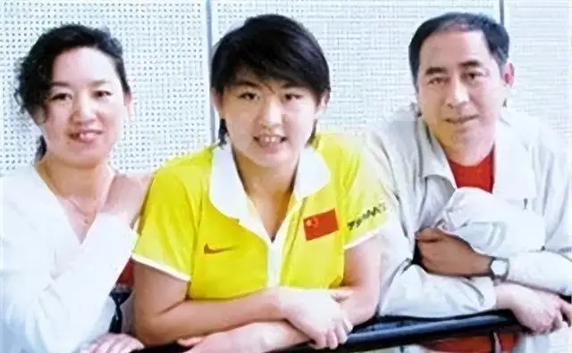 最牛女子游泳冠军是谁啊_游泳女子冠军_游泳冠军女孩
