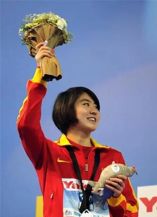 游泳女子冠军_最牛女子游泳冠军是谁啊_游泳冠军女孩