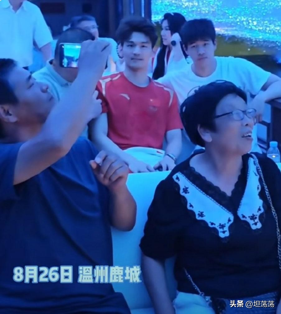 游泳冠军父母矮的_游泳冠军父母是哪里人_游泳冠军的父母
