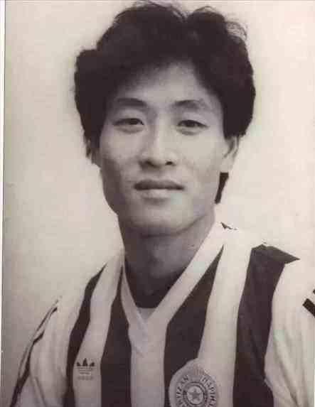 足球明星中锋_足球历史顶级中锋排名表格_出名的足球中锋